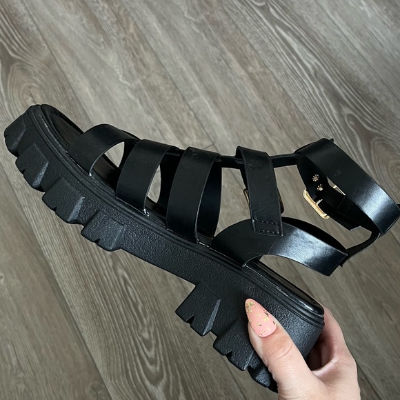 Selling a pair of chunky platform buckled fisherman sandals - Picture 2 of 4